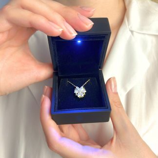 OGO SİLVER 925 Ayar Gümüş Altın Kaplamalı Mıknatıslı Beyaz Manolya Kolye